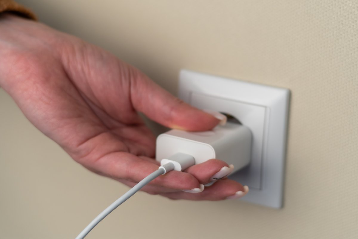 Caricabatterie, attenzione: cosa succede se lo lasciate attaccato alla presa per ore