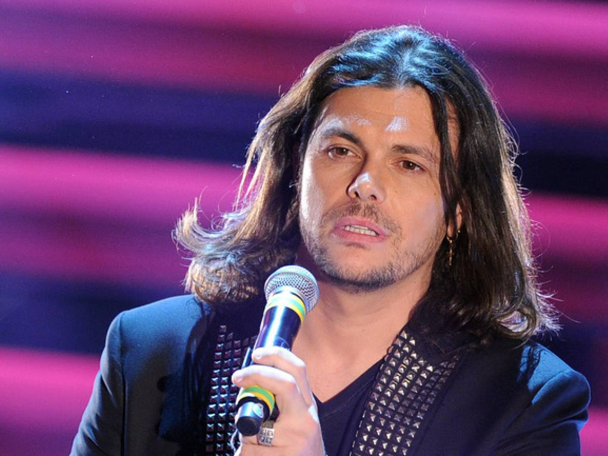 Gianluca Grignani, show inatteso sul palco: litiga con la band e se ne va (VIDEO)