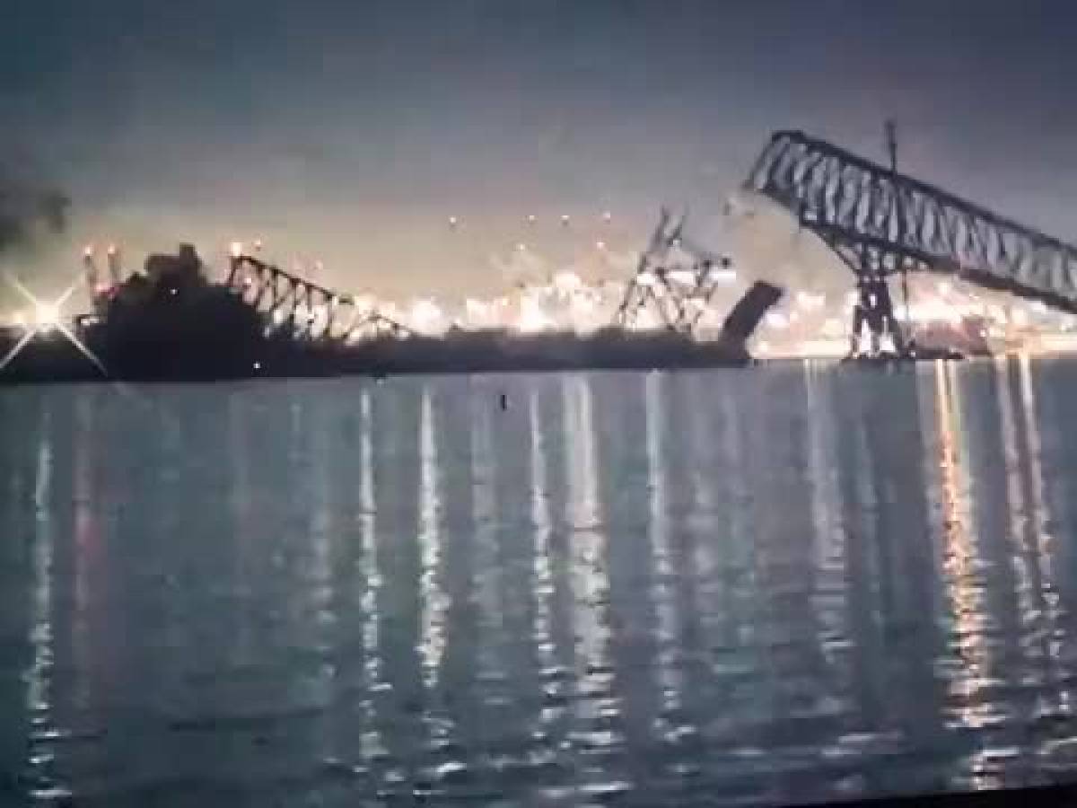 Crolla il ponte della città, disastro a Baltimora. Nave cargo contro un pilone, è tragedia. Auto e persone in acqua (VIDEO)