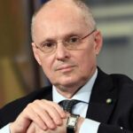 Green pass permanente, torna Ricciardi e ci riprova: il suo nuovo attacco alla libertà è raccapricciante