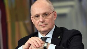 Green pass permanente, torna Ricciardi e ci riprova: il suo nuovo attacco alla libertà è raccapricciante