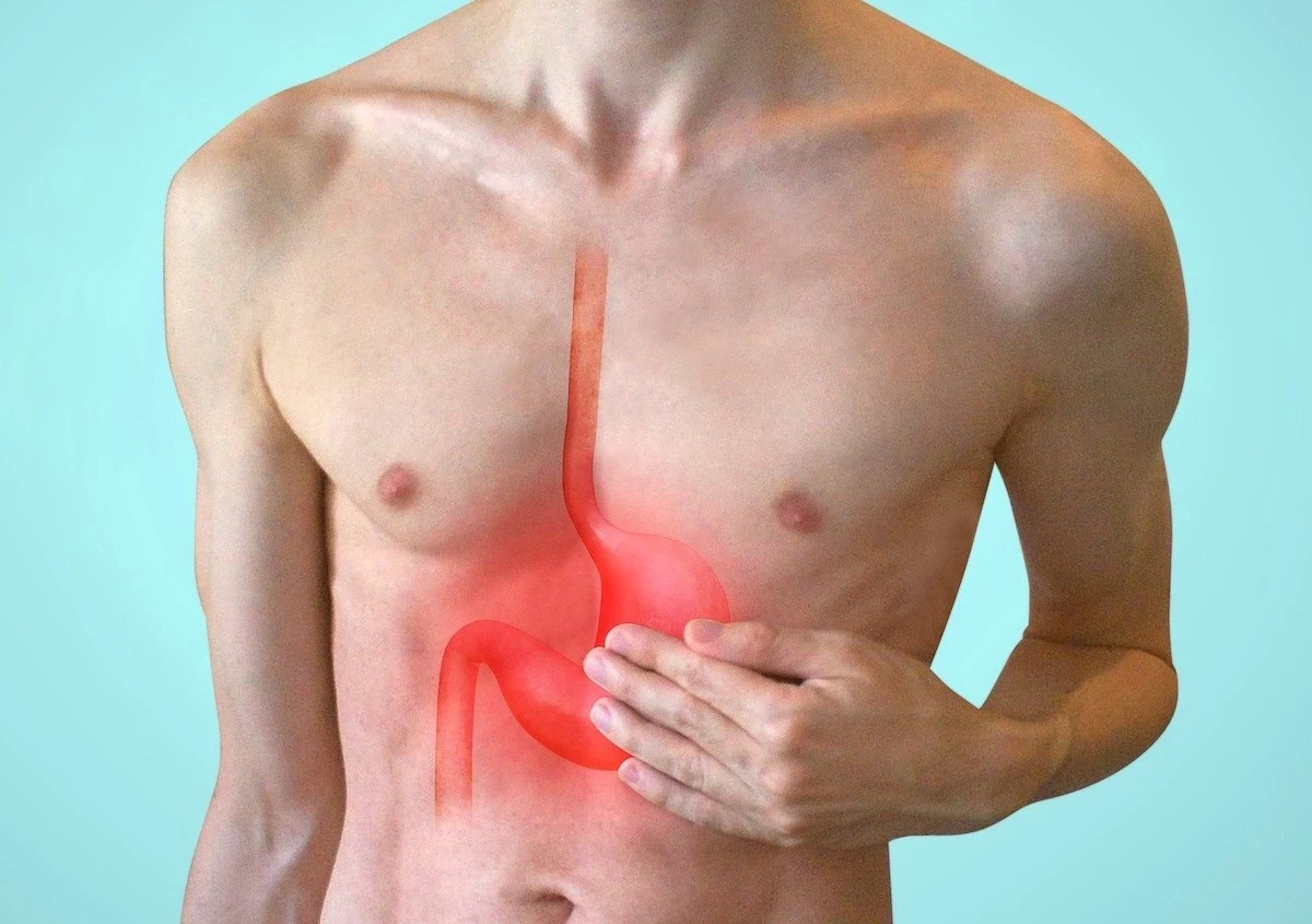 Medico che spiega il reflusso gastrico