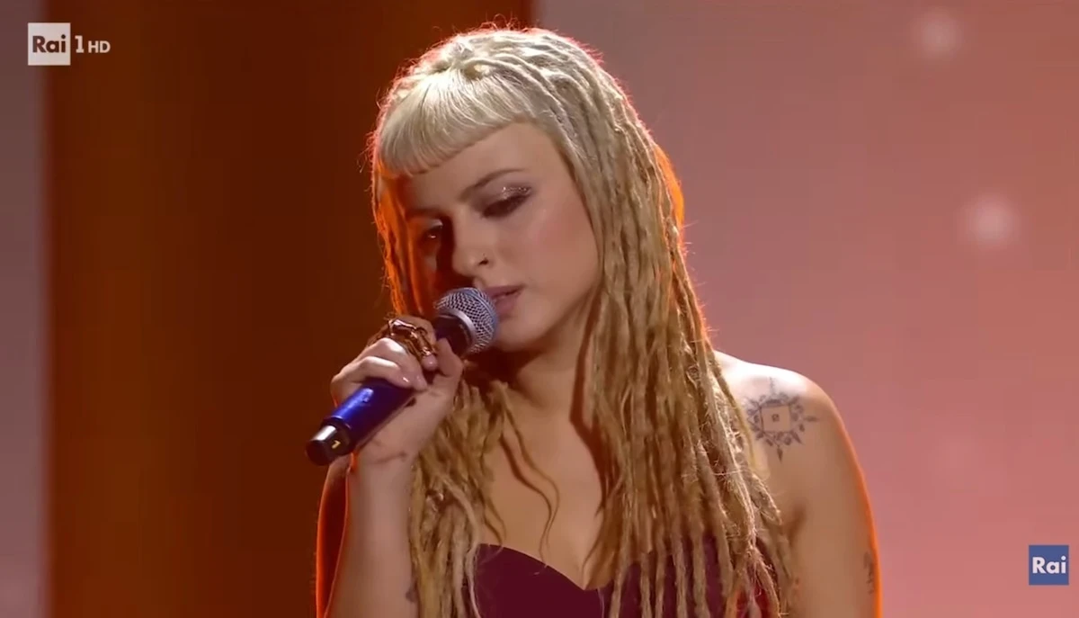 Il pubblico dell'Ariston si alza in piedi durante l'omaggio a Ornella Vanoni