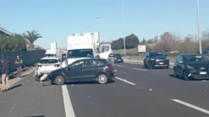 Incidente devastante sul GRA: morto motociclista, traffico in tilt