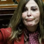 Santanchè sotto assedio, resiste e sfida Meloni: “Il mio caso è diverso”. Ma il partito la scarica