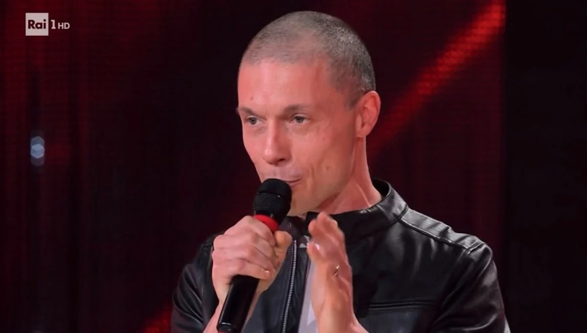 Marco Venturini, cantante degli Studio 3, durante l'esibizione a The Voice Generations