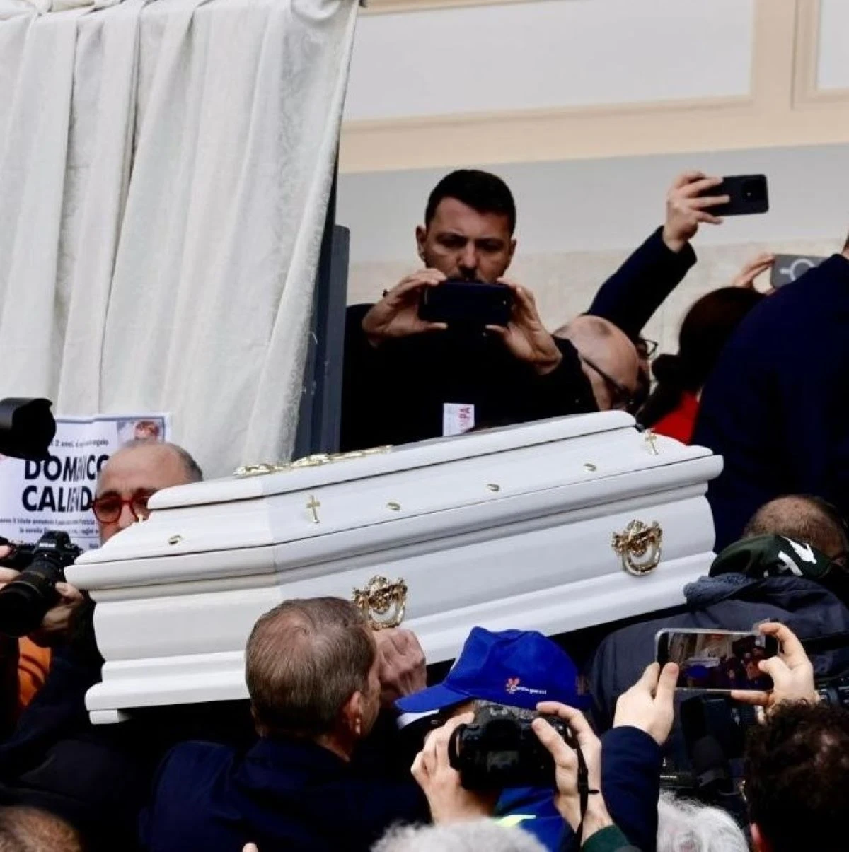 La bara durante l’ultimo saluto a Domenico Caliendo