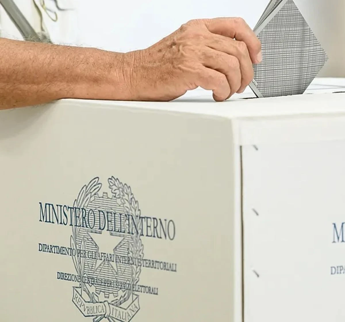 Scheda e urna: voto sul referendum giustizia