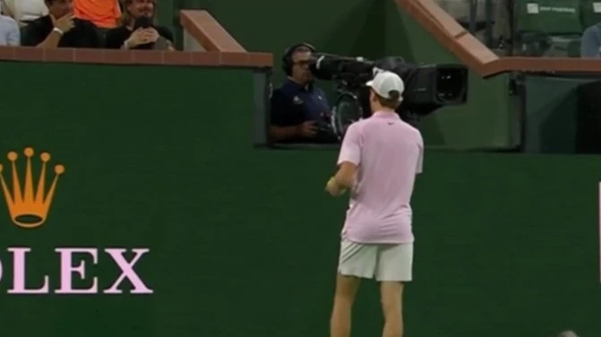 “Adesso basta”. Sinner, la lite in campo poi i fischi assordanti: cos’è successo