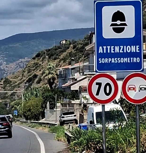 Il sorpassometro deve essere segnalato? Scoppia la bufera ad Acquappesa