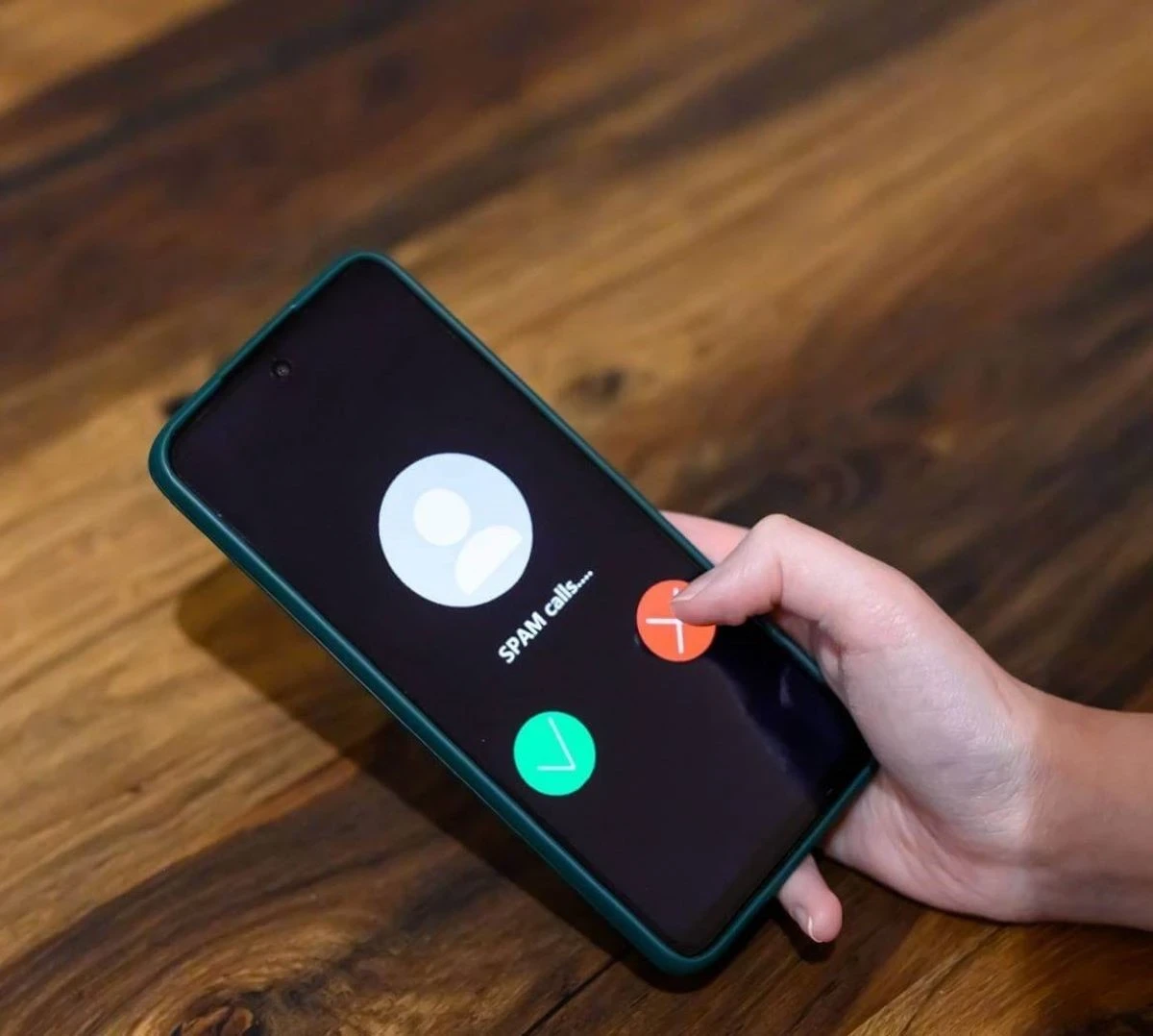 Telefonate spam e truffe telefoniche: schermata con chiamata da numero sconosciuto