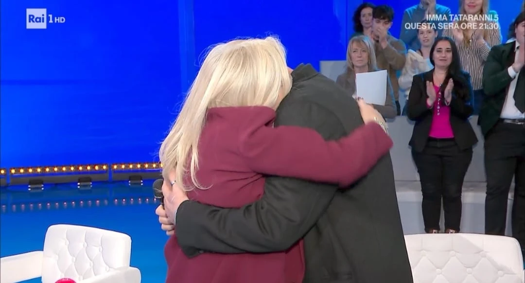 “Va in pensione”. Mara Venier, addio in lacrime a Domenica In: tutti in piedi!