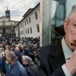 “Togliti la camicia verde”. Funerali Bossi, il politico contestato