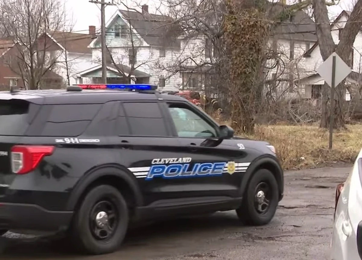 Forze dell’ordine sul posto durante gli accertamenti a Cleveland, Ohio
