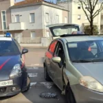 Modena, fuga folle senza patente: si schianta con l’auto e aggredisce un carabiniere