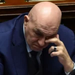 Crosetto bloccato a Dubai durante la crisi in Iran, il M5S attacca: “Si dimetta”