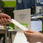 Referendum, scatta una foto al seggio: fermato e identificato dalla Guardia di Finanza