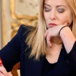 Meloni taglia la benzina di 25 centesimi e sfida gli speculatori: le 3 mosse del governo