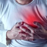 Sei solo a casa e senti i sintomi di un infarto: cosa fare nei primi 10 secondi