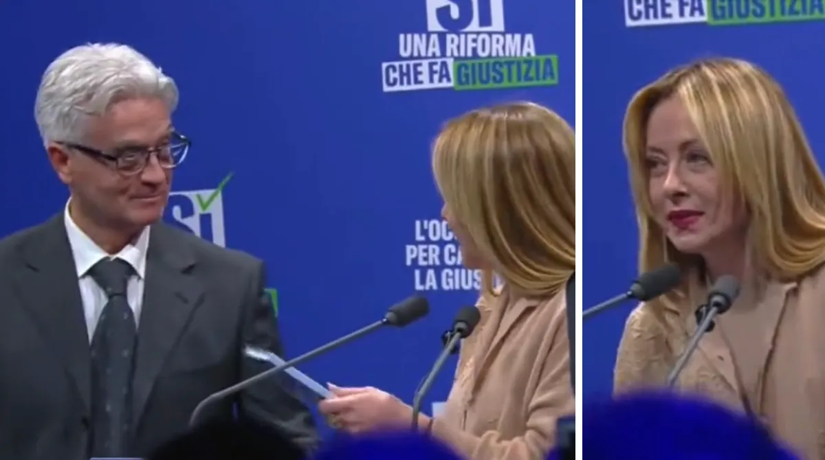 uomo sale sul palco con meloni e chiede dimissioni di mattarella