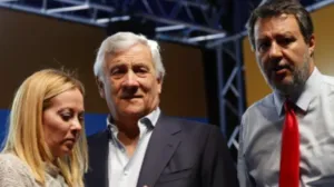 Piantedosi sotto pressione, governo a rischio rimpasto: cosa fa Meloni