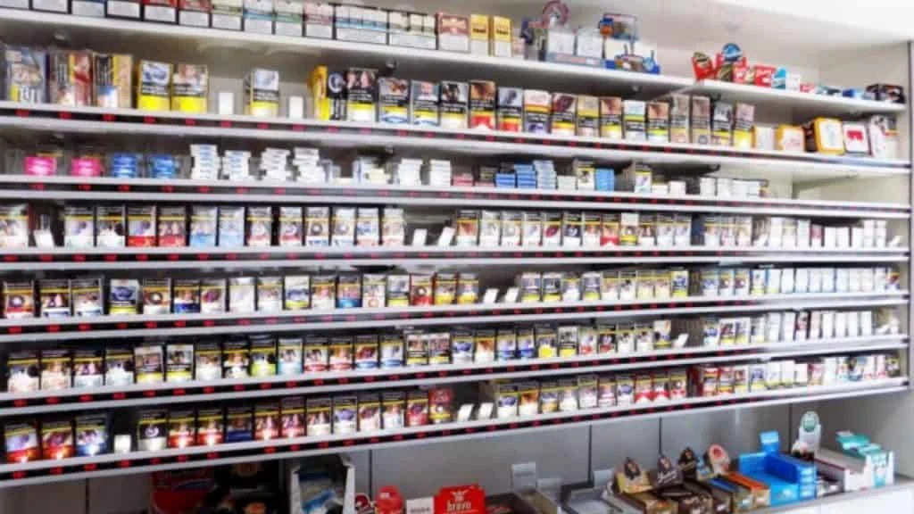 pacchi di sigarette in esposizione dal tabaccaio