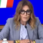 Santanchè si dimette, ma la tv rallenta la notizia: cosa è successo