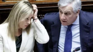 Iran, Meloni agli italiani: “Siate prudenti”. Tajani prepara l’evacuazione