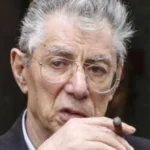 Umberto Bossi è morto: la vita del Senatùr tra Lega Nord, Padania e scandali