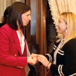 Schlein gravi insinuazioni contro Meloni: “Deve chiarire i rapporti con loro”