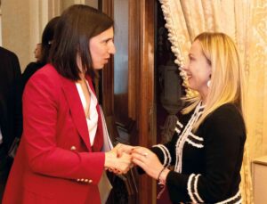 Schlein gravi insinuazioni contro Meloni: “Deve chiarire i rapporti con loro”