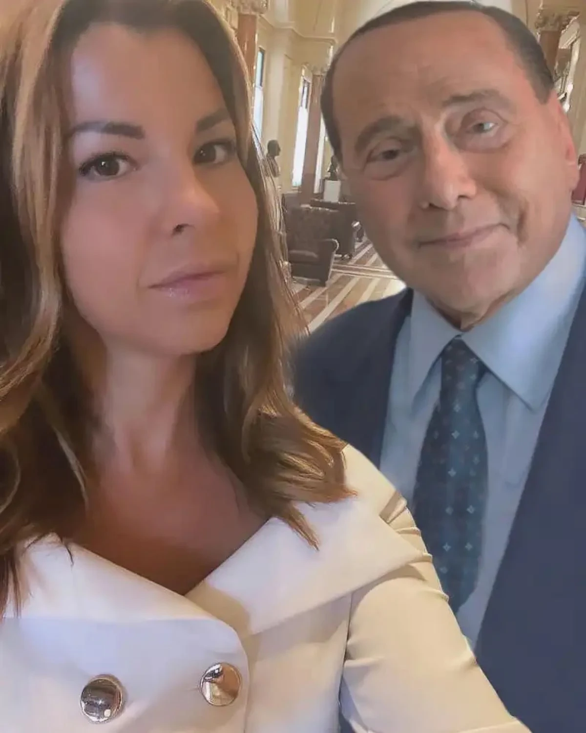 Foto di Claudia Conte con Silvio Berlusconi giudicata non autentica nell’inchiesta