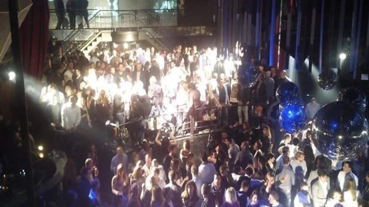 Spari nella famosa discoteca italiana: morte e folla impazzita. La scena spaventosa