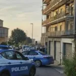 Si getta nel vuoto con i figli piccoli in braccio, tragedia spaventosa in Italia