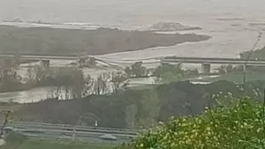 Maltempo Italia, crollato il ponte sul fiume: cosa succede