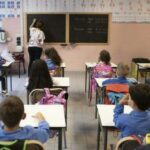 La prof taglia i capelli a due alunne delle medie, classe sotto choc: “Ecco perché l’ho fatto”