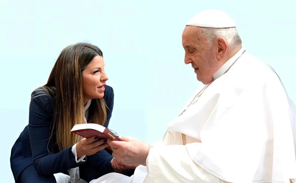 Foto di Claudia Conte con Papa Francesco al centro delle verifiche