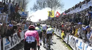 Infarto durante la gara. Malore fatale al Giro di Fiandre: “Capita troppo spesso”