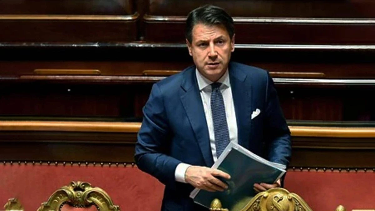 Camera nel caos, protesta shock contro Conte: deputati si presentano così in aula. La risposta dell’ex Premier