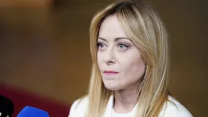 Che figuraccia! Meloni lo ha beccato così: le critiche dalle vacanze vip. Proprio lui