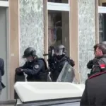 Napoli, rapina in banca: criminali barricati dentro, ostaggi liberati dai carabinieri