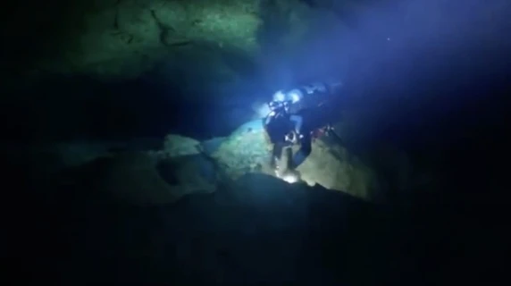 Operazioni di recupero nella grotta Kandu alle Maldive