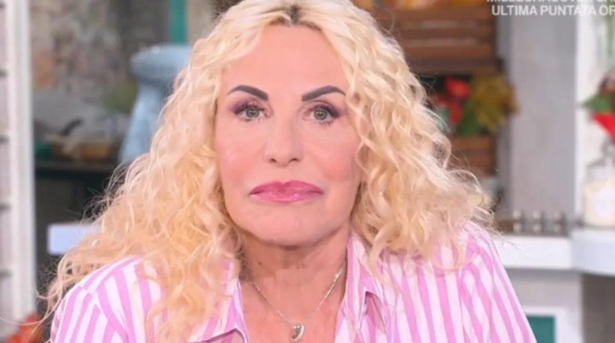 Antonella Clerici contro gli hater in diretta: “Fatevi una vita fuori dai social”