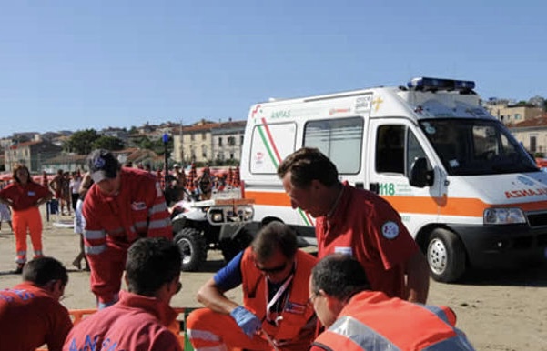 Malore improvviso in spiaggia, crolla davanti a tutti: inutili i soccorsi