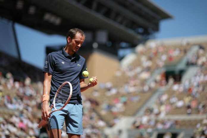 Medvedev crolla al Roland Garros: la frase della moglie lo gela in diretta