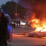 Notte di follia: scontri con la polizia e incendi. Centinaia di arresti