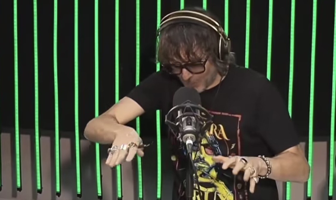 “Col ca**o!” Vaccino, Cruciani è una furia: “Per colpa vostra!” (Video)