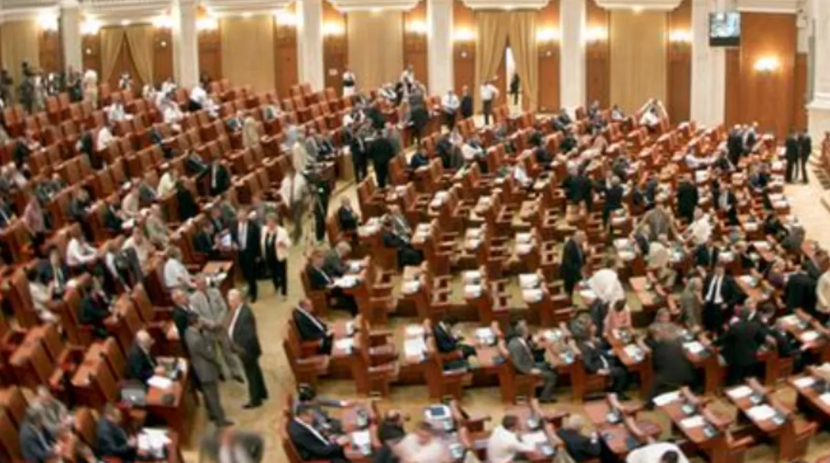 Governo sfiduciato con voti record: caos in politica