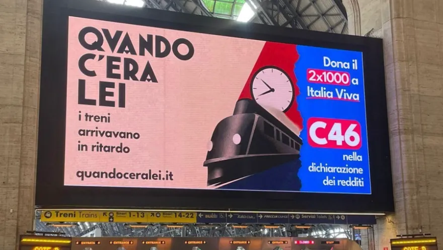 Scontro totale tra Meloni e Renzi sui manifesti nelle stazioni