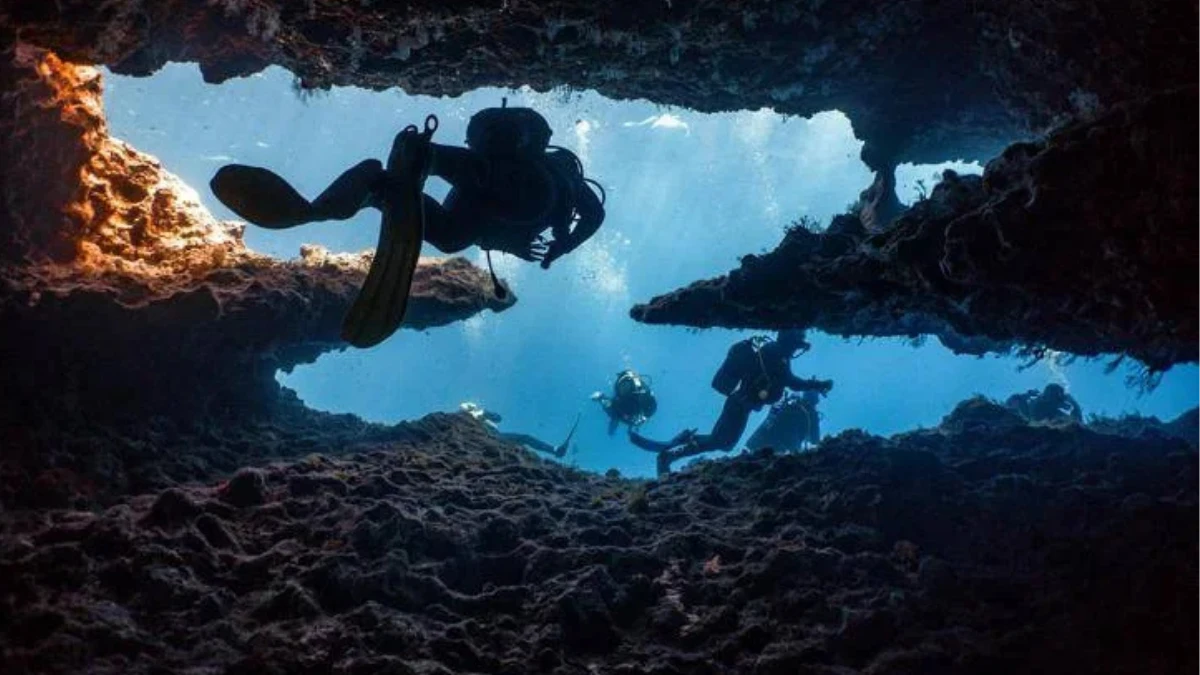 Operazioni di recupero nella grotta subacquea alle Maldive